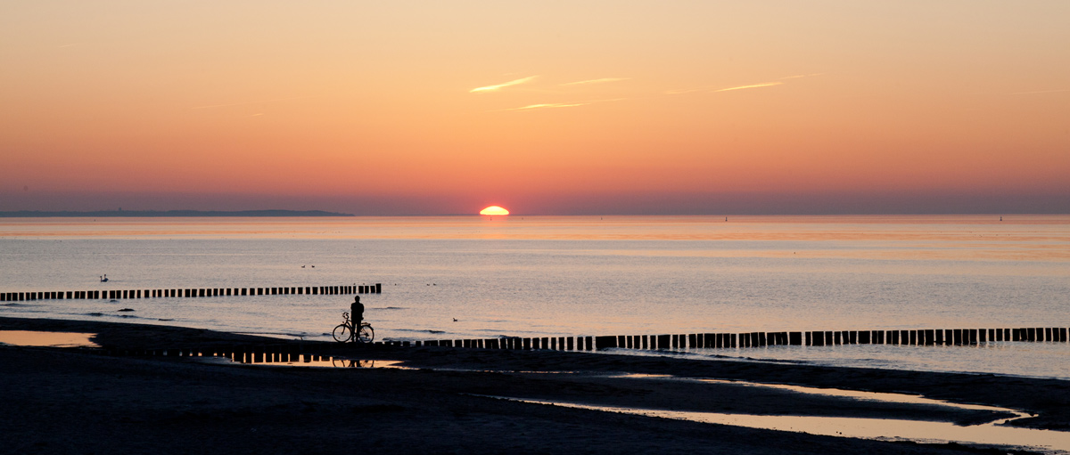 Sonnenuntergang am Strand Schwarzer Busch